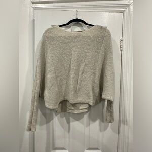 Cropped sweater with tight sleeves and large body